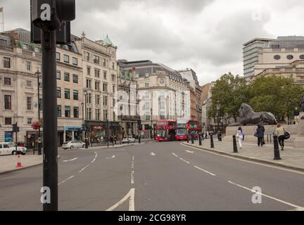 Cockspur Street est l'une des routes menant de Trafalgar Square à d'autres parties de Londres. Banque D'Images