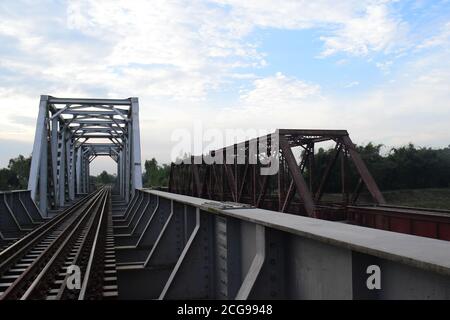 Le fer a fait un énorme pont de chemin de fer avec des voies de chemin de fer Banque D'Images