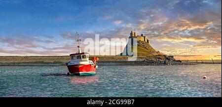 Château de Lindisfarne et bateau de pêche au coucher du soleil - Château du XVIe siècle, Île Sainte, Lindisfarne, Northumberland, Angleterre Banque D'Images