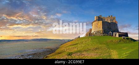 Château de Lindisfarne - Château du XVIe siècle au coucher du soleil, Île Sainte, Lindisfarne, Northumberland, Angleterre Banque D'Images