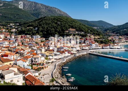 Une vue en hauteur de la ville de Parga, région de Preveza, Grèce. Banque D'Images