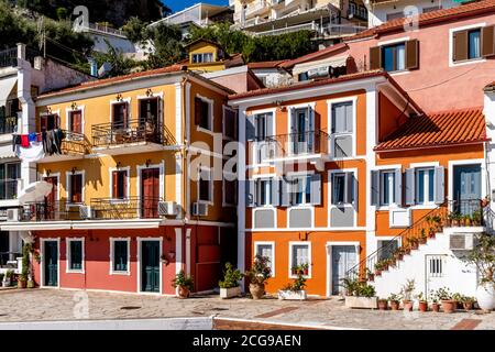 Maisons colorées dans la ville de Parga, région de Preveza, Grèce. Banque D'Images