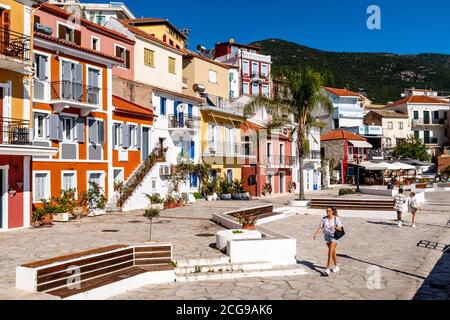 Maisons colorées dans la ville de Parga, région de Preveza, Grèce. Banque D'Images