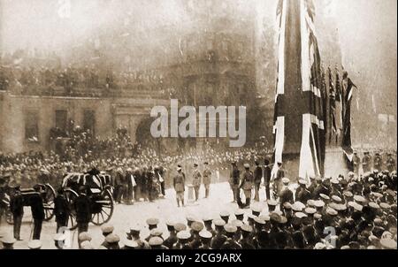 Dévoilement du cénotaphe, Londres, le jour de l'armistice 1920. Le cercueil du guerrier inconnu est sur la charriot prêt pour le transport à l'abbaye de Westminster où le corps a été mis au repos.le matin du 11 novembre 1920, Le cercueil a été placé sur une charriot de l'Artillerie royale et tiré à travers la ville par six chevaux à travers de nombreuses foules silencieuses. Le cénotaphe du Royaume-Uni qui se trouve à Whitehall, Londres, a été conçu par Sir Edwin Lutyens pour remplacer un cénotaphe en bois et plâtre identique érigé en 1919 pour la parade de la victoire alliée. C'est un bâtiment classé de classe I . Banque D'Images