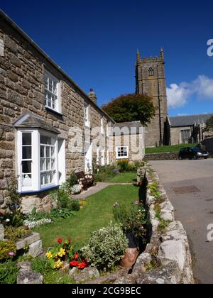 La tour du C15 siècle de l'église de St Buriana domine le village de St Buryan en Cornouailles. Banque D'Images