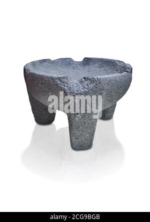 Mortier de pierre Hittite pour le broyage du grain de la capitale Hittite Hattusa, Hittite Nouveau Royaume 1650-1450 BC, Musée archéologique de Bogazkale, Turquie. Blanc Banque D'Images