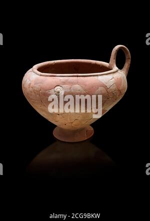 Bol en poterie Hittite de la capitale Hittusa, Hittite Nouveau Royaume 1650-1450 av. J.-C., Musée archéologique de Bogazkale, Turquie. Arrière-plan noir Banque D'Images