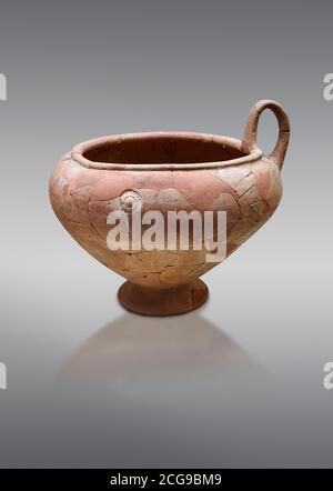 Bol en poterie Hittite de la capitale Hittusa, Hittite Nouveau Royaume 1650-1450 av. J.-C., Musée archéologique de Bogazkale, Turquie. Arrière-plan gris Banque D'Images