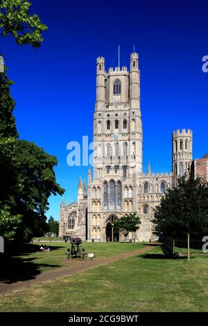 Vue d'été sur la cathédrale d'Ely ; Ely City ; Cambridgeshire ; Angleterre ; Royaume-Uni Banque D'Images