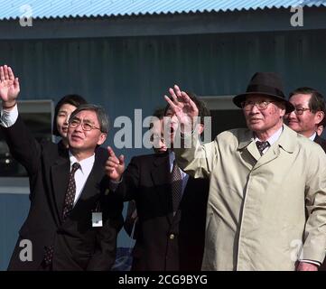 10/27/1998 - magnat des affaires sud-coréen Chung Ju-yung, fondateur et président d'honneur du groupe Hyundai, les vagues aux invités et appuyez sur à Panmunjom, République de Corée, le 27 octobre 1998. Banque D'Images