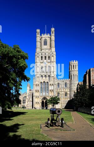 Vue d'été sur la cathédrale d'Ely ; Ely City ; Cambridgeshire ; Angleterre ; Royaume-Uni Banque D'Images