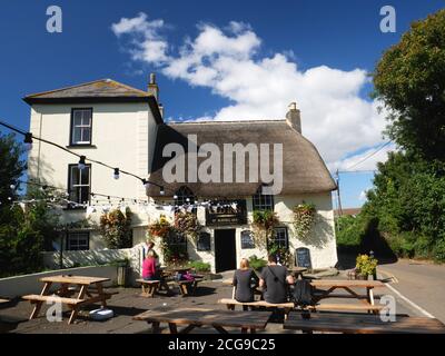 The Old Inn, UN pub C16 au toit de chaume à Million, Cornwall. Banque D'Images