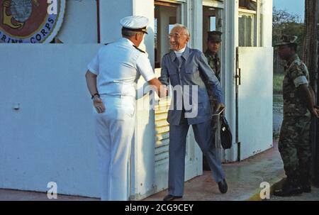 L'explorateur Jacques Cousteau est accueilli par un officier de l'US Navy après passage dans le nord-est de Cuba et communiste porte séparant la base navale américaine. Cousteau est l'étude de l'écologie dans les eaux entourant l'île. Banque D'Images