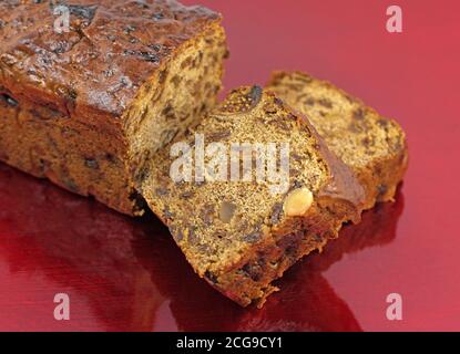 Pain de fruits sur fond rouge Banque D'Images