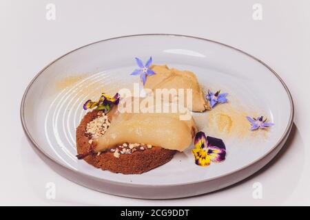 poire émiettée cuite avec boule de glace. Banque D'Images