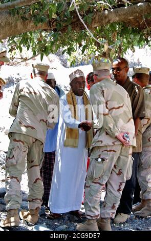 2006 - Le sultan de Tadjourah le Abdoulaker Moumat Honorable Houmed (centre), salue des US Navy (USN) le personnel affecté à la force opérationnelle interarmées combinée de la Corne de l'Afrique (CJTF HOA), au cours d'une visite à son invité dans la maison Bankouale, à Djibouti. Banque D'Images