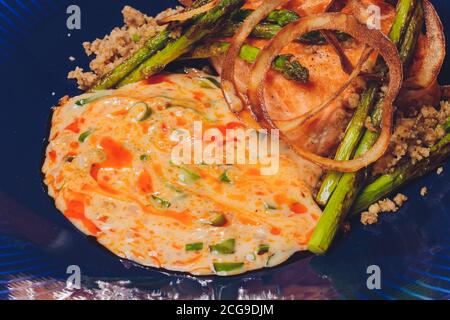 Filets de saumon cuits avec sauce à l'aneth sur une assiette blanche. Banque D'Images