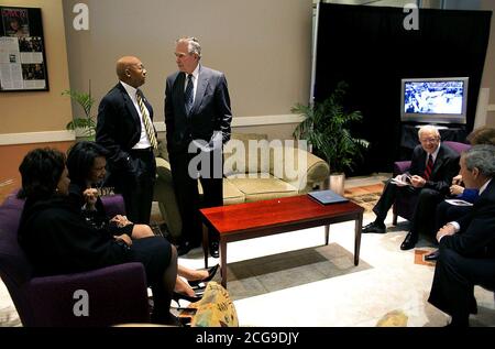 Le président Bush, Laura Bush : Fin de semaine pour Mme Coretta Scott King. Nouvelle naissance Missionary Baptist Church. Lithonia, Géorgie. Funérailles Des VIP au holding prix comprennent : l'ancien président George H. W. Bush (41), ancien président et Mme Jimmy Carter (Rosalynn), l'ex-Président Bill Clinton, la Sénatrice Hillary Rodham Clinton, Sec. Alphonso Jackson (Marcia) et Sec. Condoleezza Rice. Banque D'Images