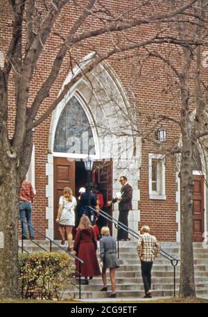 1974 - Les luthériens, membres de la congrégation sont montré entrant St. Paul's Evangelical Church New Ulm Banque D'Images