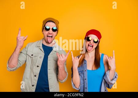 Photo d'une jolie femme sympa, sympa, jeune couple gratuit temps ensemble cool jeune montrant des cornes bâton langue porter décontracté vêtements d'été isolés Banque D'Images