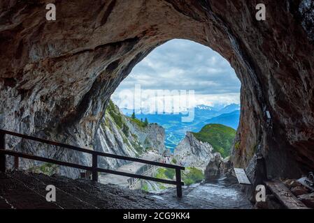 Entrée de la plus grande grotte de glace du monde. Cet endroit est tehre en haute-Autriche à côté de la ville de Werfen. Patrimoine mondial de l'UNESCO. Vue incroyable au centre Banque D'Images