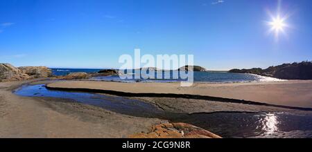 Plage de Rocky Bay, rivière et îles de l'estuaire du Saint-Laurent dans la région de Rivière-au-Tonnerre, Côte-Nord (Québec) Banque D'Images