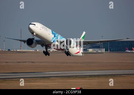 Budapest / Hongrie - 9 mars 2020 : départ de l'avion passager Emirates Airlines Boeing 777-300ER A6-EPD et décollage à l'aéroport de Budapest Banque D'Images