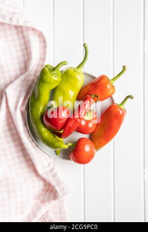 Différents types de légumes poivrons sur table blanche. Vue de dessus. Banque D'Images