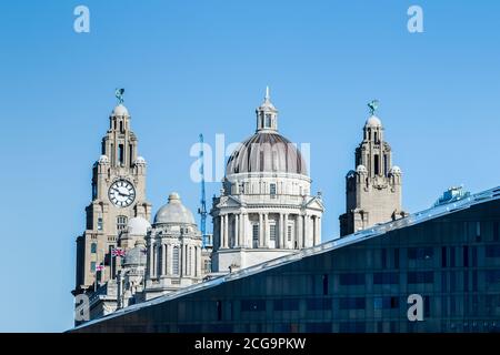 Les trois Grâces sur le célèbre Waterdavant de Liverpool ont surculminant un bâtiment moderne en septembre 2020. Banque D'Images