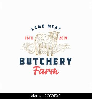 Modèle de logo ou d'insigne rétro de viande d'agneau. Esquisse de mouton et de paysage agricole dessinée à la main avec Typographie rétro. Emblème d'esquisse vintage. Illustration de Vecteur