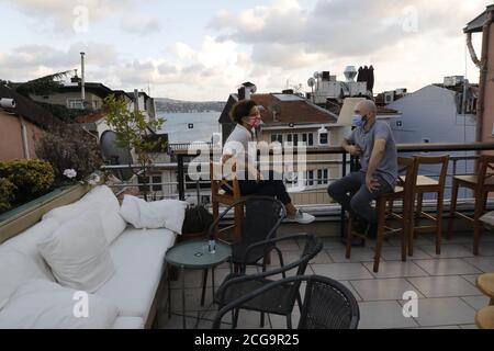 Istanbul, Turquie. 8 septembre 2020. Ayse Celem (L), propriétaire du bar, s'entretient avec un barman à son bar à Istanbul, en Turquie, le 8 septembre 2020. Les bars et les boîtes de nuit du quartier sont généralement inondés par de jeunes Istbulites tandis que la musique et les divertissements continuent jusqu'aux premiers feux du matin. Plus tôt mardi, cependant, le ministère de l'intérieur a annoncé que toutes sortes de musique dans les restaurants, les cafés et les bars à travers le pays ont été interdites après minuit pour contenir la propagation de la pandémie COVID-19. Credit: Osman Orsal/Xinhua/Alay Live News Banque D'Images