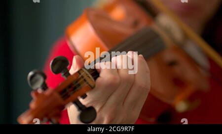 Jeune femme jouant du violon. Mains de musicien, vue rapprochée. Vue avant. Banque D'Images