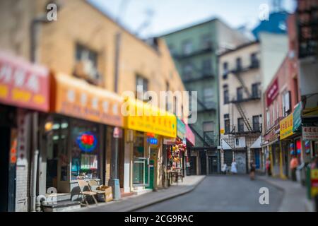 De nombreux magasins et restaurants ouvrent sur Doyers Street dans China Town New York. Banque D'Images