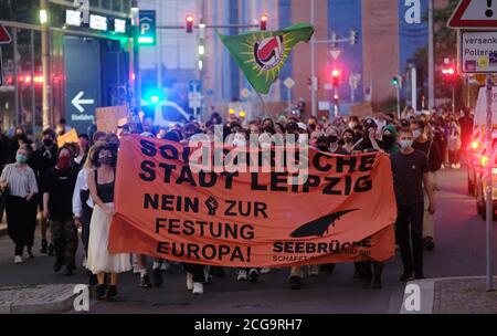 09 septembre 2020, Saxe, Leipzig: Les participants à une manifestation contre la politique de l'UE en matière de réfugiés traversent le centre-ville avec une bannière après le feu dévastateur dans le camp de réfugiés grec Moria. Plus de 1000 personnes ont protesté pour l'accueil des réfugiés des camps des îles grecques. Le camp de réfugiés est désespérément surpeuplé depuis des années. Selon le ministère grec des migrations, quelque 12,600 000 réfugiés et migrants y vivent actuellement, avec une capacité de seulement 2,800 places. Plusieurs incendies ont éclaté à Moria dans la nuit de mercredi. Photo: Sebastian Willnow/dpa-Zentralbild/d Banque D'Images