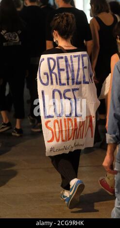 09 septembre 2020, Saxe, Leipzig: Un participant à une manifestation contre la politique de l'UE en matière de réfugiés porte un panneau disant «solidarité sans frontières» après le feu dévastateur dans le camp de réfugiés grec Moria. Plus de 1000 personnes ont protesté pour l'accueil des réfugiés des camps des îles grecques. Le camp de réfugiés est désespérément surpeuplé depuis des années. Selon le ministère grec des migrations, quelque 12,600 000 réfugiés et migrants y vivent actuellement, avec une capacité de seulement 2,800 places. Plusieurs incendies ont éclaté à Moria dans la nuit de mercredi. Photo: Sebastian Willnow/dpa- Banque D'Images