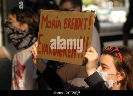 09 septembre 2020, Saxe, Leipzig: Après le feu dévastateur dans le camp de réfugiés grec Moria, un participant à une manifestation contre la politique de l'UE en matière de réfugiés porte un signe disant «maria Burns! Évacuer ! ». Plus de 1000 personnes ont protesté pour l'accueil des réfugiés des camps des îles grecques. Le camp de réfugiés est désespérément surpeuplé depuis des années. Selon le ministère grec des migrations, environ 12,600 000 réfugiés et migrants y vivent actuellement, avec une capacité de seulement 2,800 places. Plusieurs incendies ont éclaté à Moria dans la nuit de mercredi. Photo: Sebastian Willnow/dpa-Zentr Banque D'Images