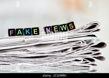 L'inscription fake news sur la pile de journaux. Concept. Gros plan, mise au point sélective Banque D'Images