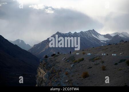 Textures naturelles et motifs étranges au large des collines et des rivières de la vallée de Spiti - lumière et ombre, véhicule touristique et oiseaux Banque D'Images