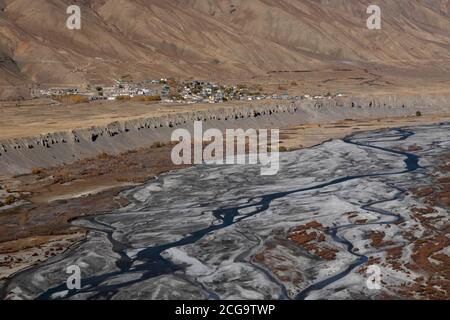 Textures naturelles et motifs étranges au large des collines et des rivières de la vallée de Spiti - lumière et ombre, véhicule touristique et oiseaux Banque D'Images