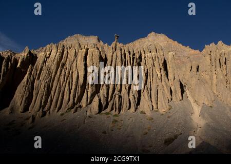 Textures naturelles et motifs étranges au large des collines et des rivières de la vallée de Spiti - lumière et ombre, véhicule touristique et oiseaux Banque D'Images