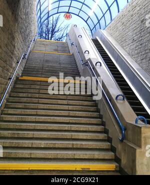 Station de métro à Varsovie. Les escaliers et l'escalier mécanique sortent du métro. Banque D'Images