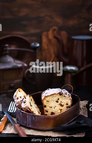 Délicieux petit fromage cottage et raisins gâteau de pain noir sur fond de bois rustique Banque D'Images