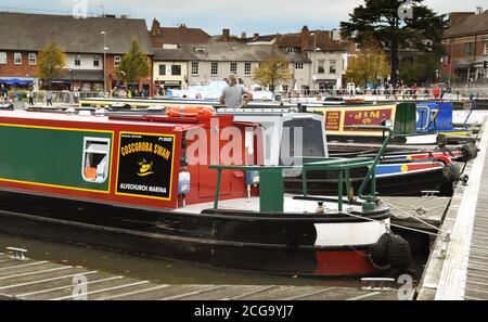 Stratford upon Avon, Warwickshire, Angleterre - octobre 2017 : bateaux-maisons amarrés dans le bassin de la ville Banque D'Images