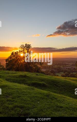 Le soleil cadre. Vue de Lashampton Hill sur la route en allant dans la ville de Spa local dans les Cotswolds appelé Cheltenham dans Gloucestershire Angleterre. Banque D'Images