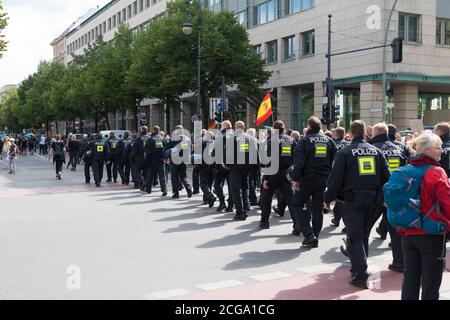 BERLIN, ALLEMAGNE - 29 AOÛT 2020 : la police a marché dans la rue lors d'une manifestation contre les mesures Covid-19 Banque D'Images