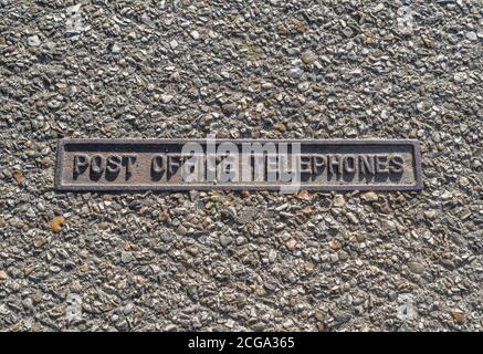 L'inspection de la ligne téléphonique de la voie couvre les anciens jours où les téléphones de bureau de poste avaient un monopole sur la technologie des communications. Banque D'Images