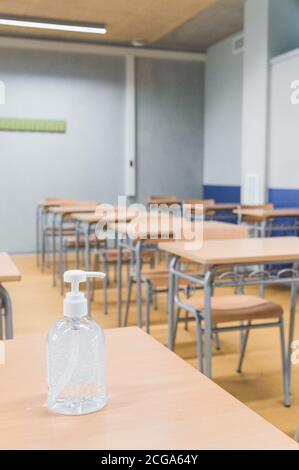 gel hydroalcoolique dans une salle de classe Banque D'Images