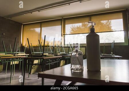 gel hydroalcoolique dans une salle de classe Banque D'Images