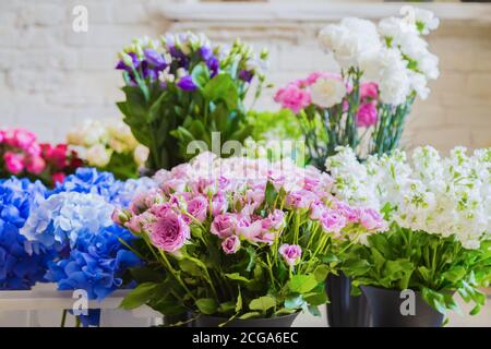 Bouquet de fleurs colorées - roses et hortensias au studio, fleuriste - vue rapprochée. Fleuriste, romantique, vacances, anniversaire, Valentin Banque D'Images