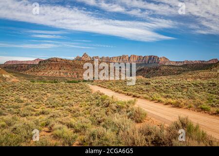 Les Crags d'aigle sont un groupe de pinnacles de grès Navajo au bout d'une étroite crête, faisant partie des falaises de Vermilion, sur le côté sud de la nation de Zion Banque D'Images